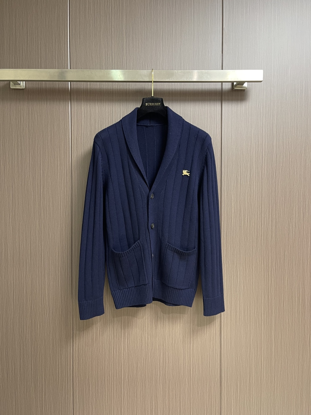 Burberry 2026ss早春新款战马五金标识针织开衫，本款融人提花精纺工艺与五金马术骑士徽标点缀，