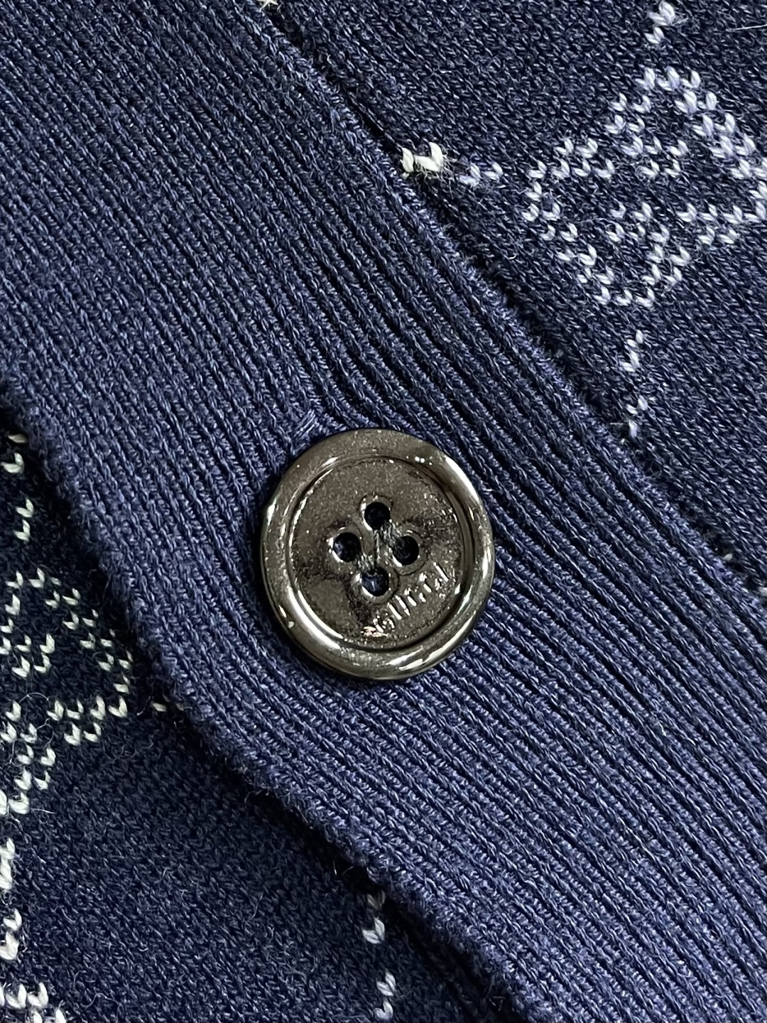 GUCCI 2026ss早春新款老花系列针织毛衣开衫，设计版型采用V领开襟＋单排扣设计，搭配双侧贴袋，通