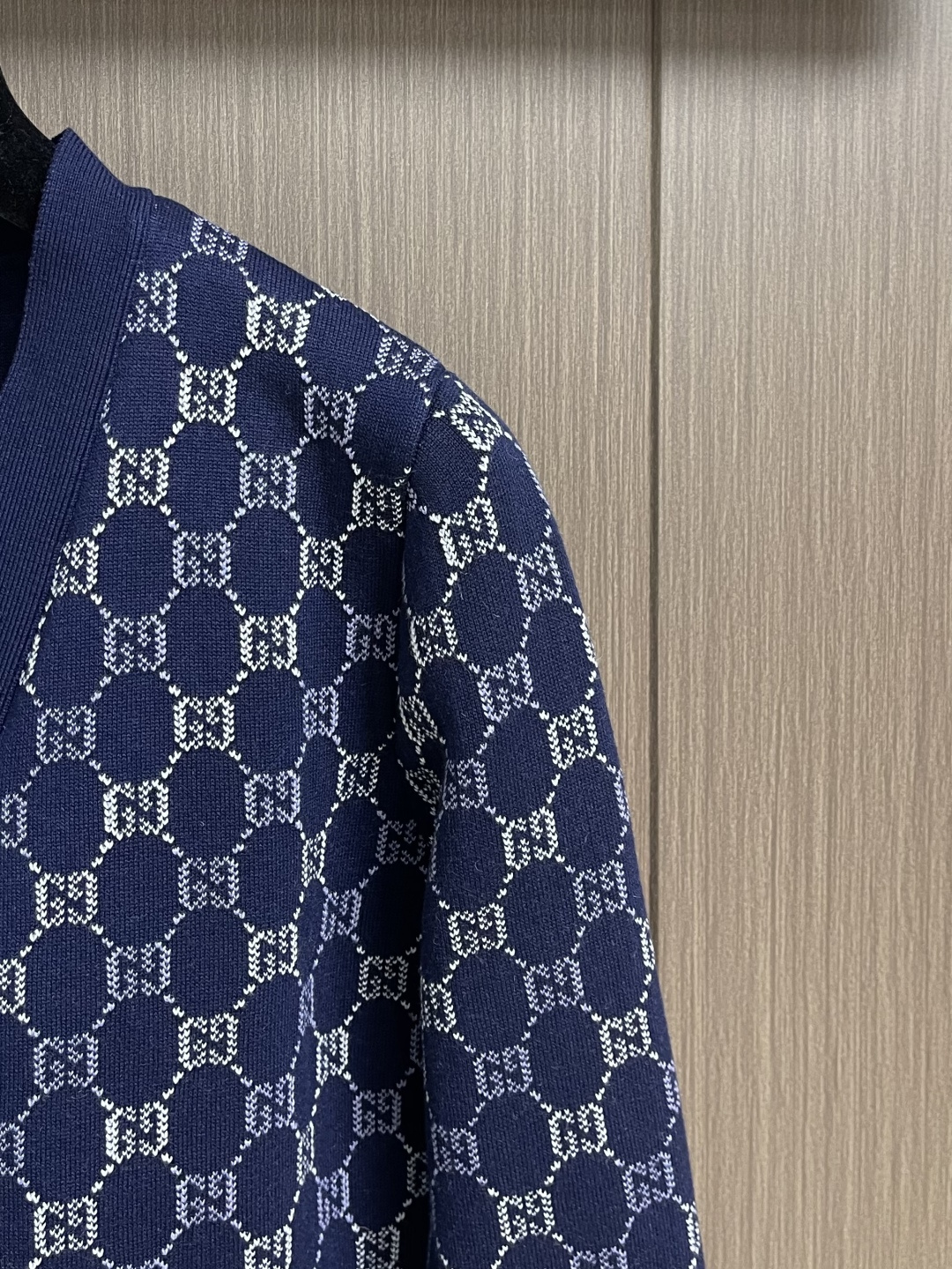 GUCCI 2026ss早春新款老花系列针织毛衣开衫，设计版型采用V领开襟＋单排扣设计，搭配双侧贴袋，通