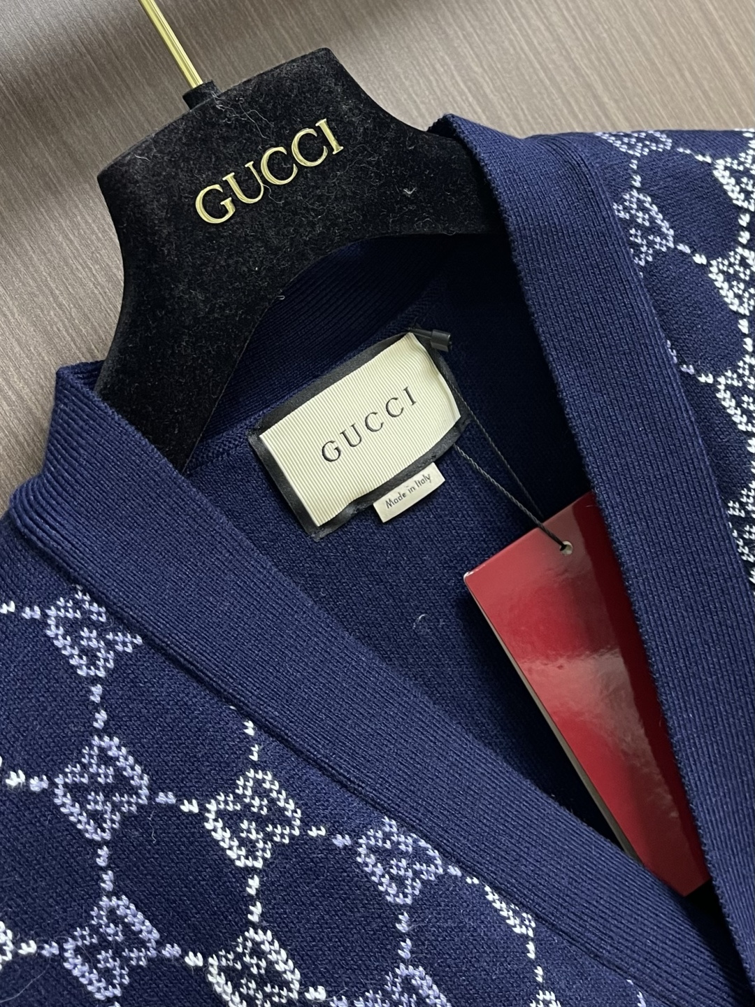 GUCCI 2026ss早春新款老花系列针织毛衣开衫，设计版型采用V领开襟＋单排扣设计，搭配双侧贴袋，通