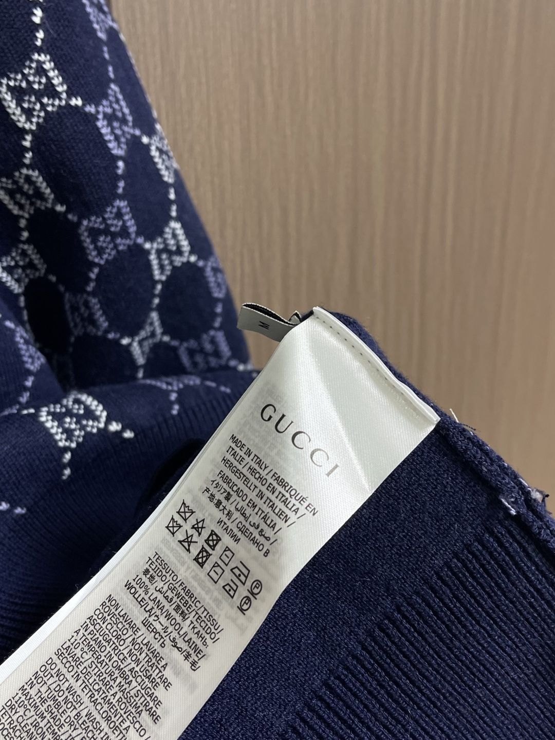 GUCCI 2026ss早春新款老花系列针织毛衣开衫，设计版型采用V领开襟＋单排扣设计，搭配双侧贴袋，通