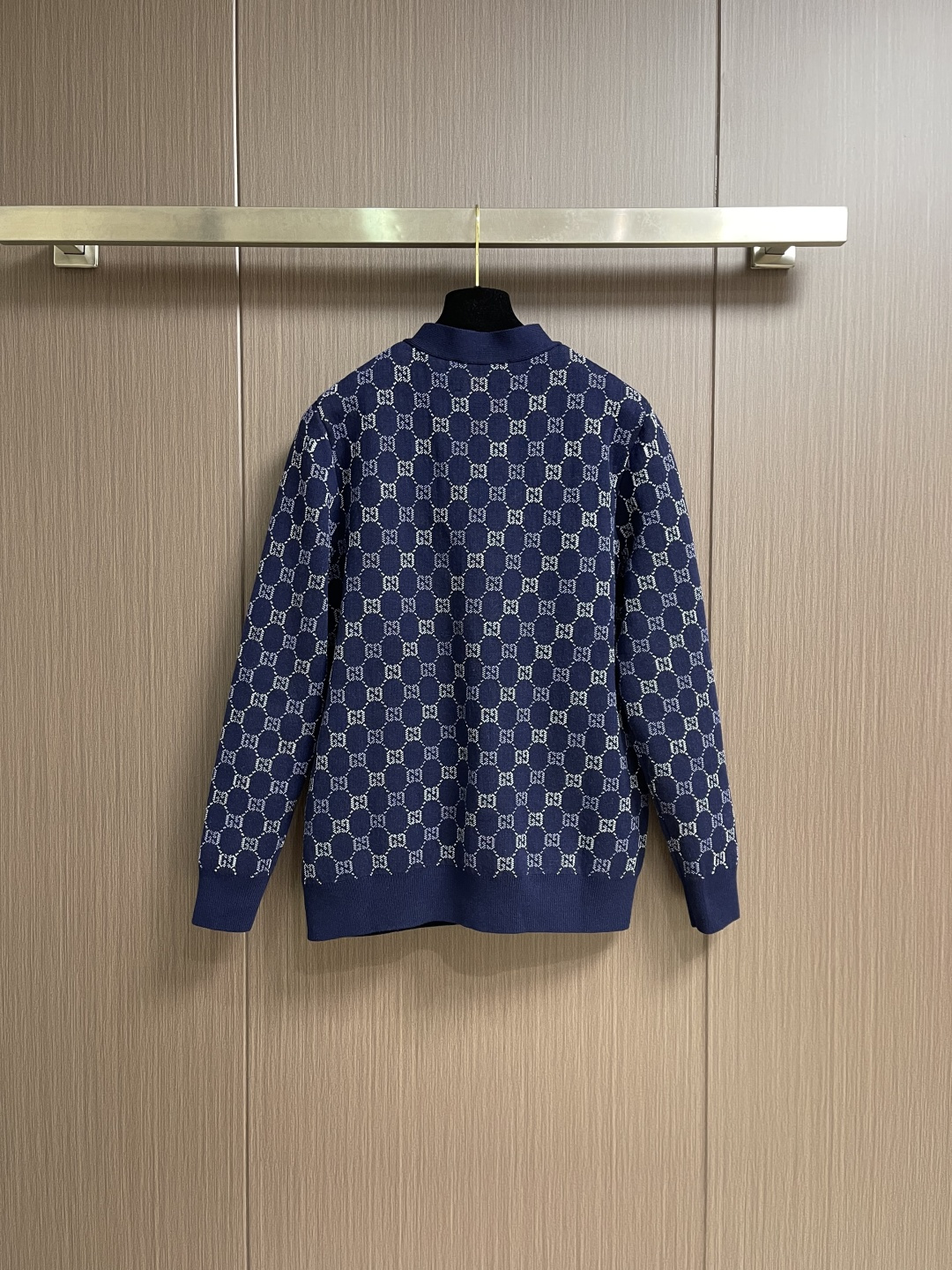 GUCCI 2026ss早春新款老花系列针织毛衣开衫，设计版型采用V领开襟＋单排扣设计，搭配双侧贴袋，通