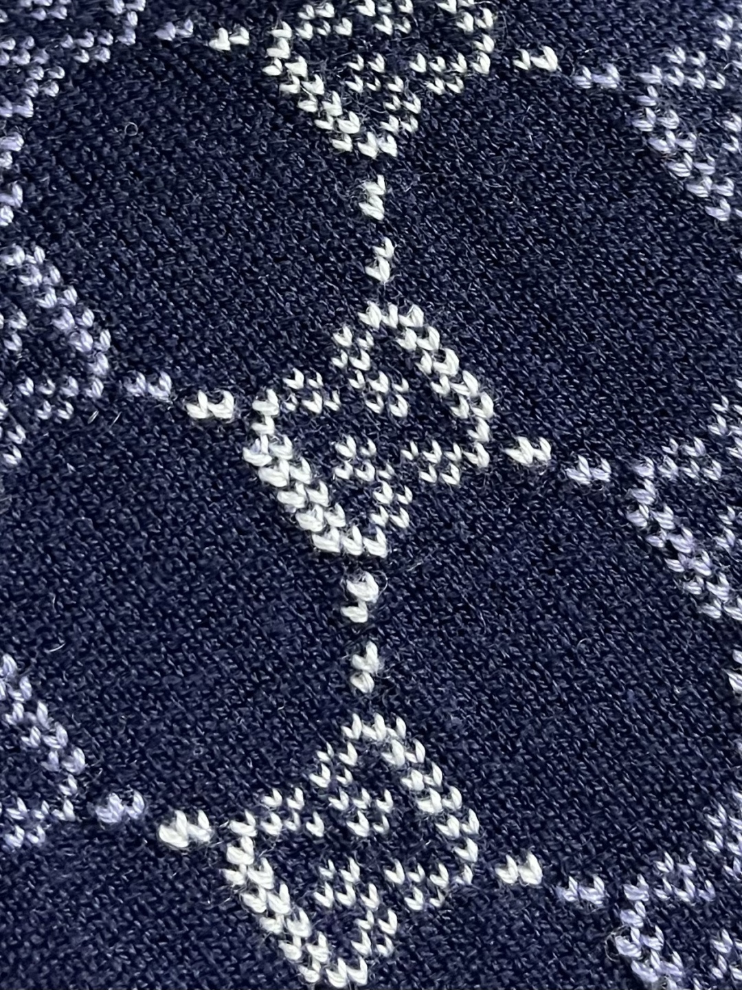 GUCCI 2026ss早春新款老花系列针织毛衣开衫，设计版型采用V领开襟＋单排扣设计，搭配双侧贴袋，通