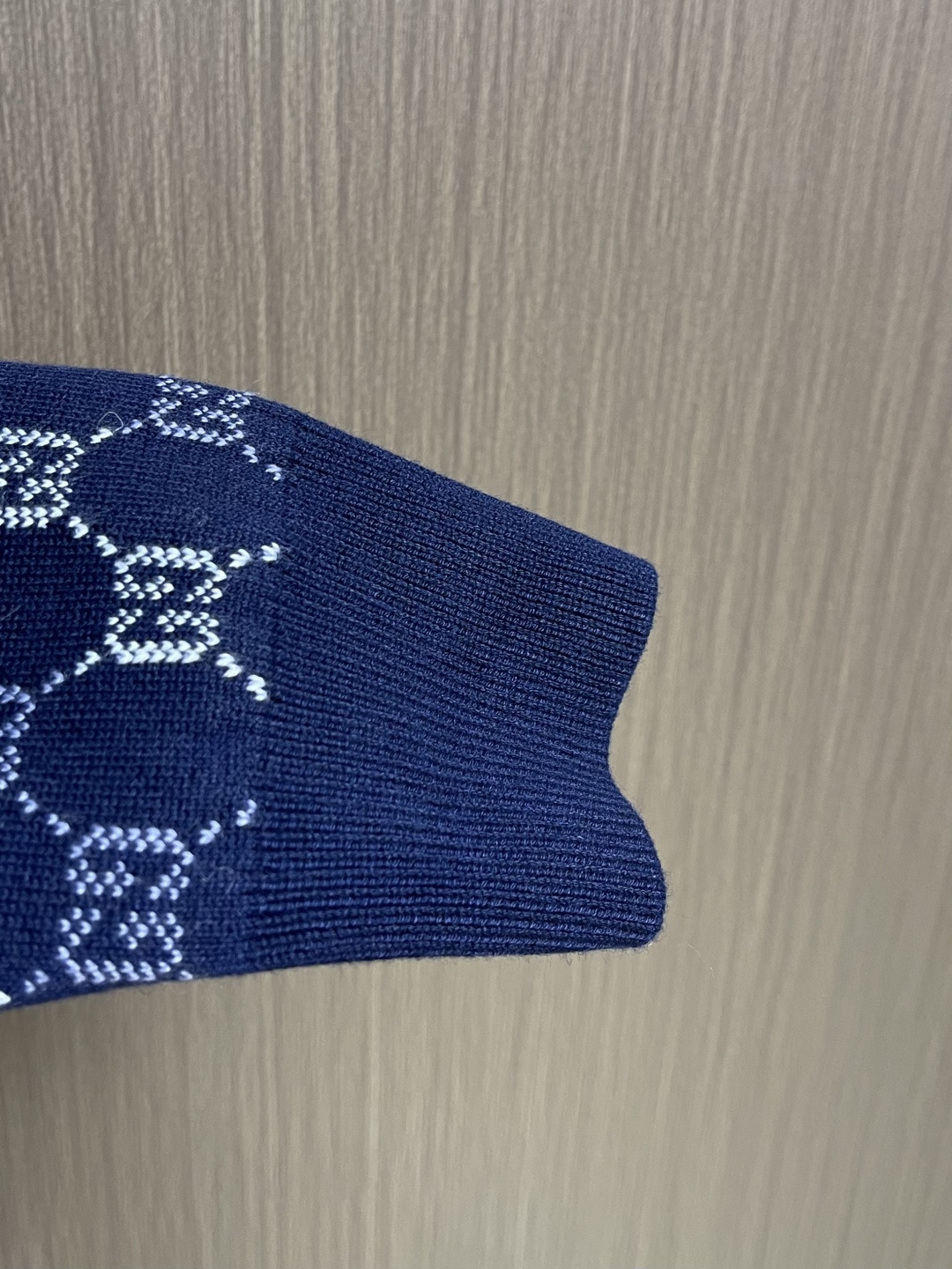 GUCCI 2026ss早春新款老花系列针织毛衣开衫，设计版型采用V领开襟＋单排扣设计，搭配双侧贴袋，通