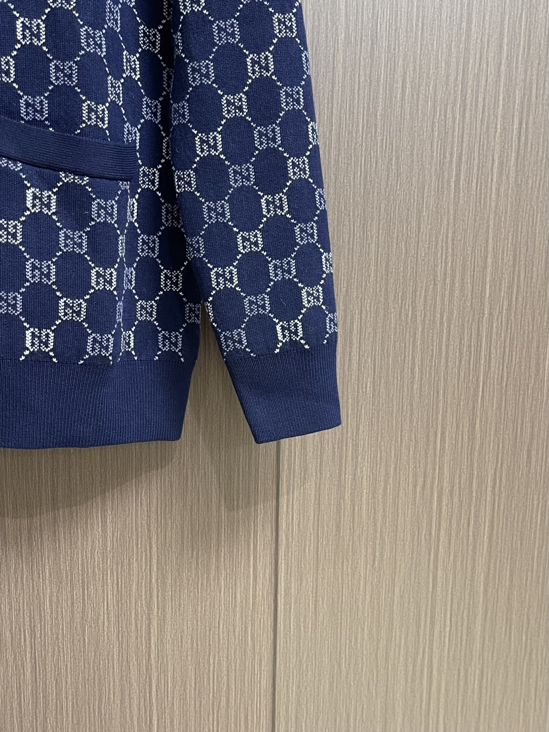 GUCCI 2026ss早春新款老花系列针织毛衣开衫，设计版型采用V领开襟＋单排扣设计，搭配双侧贴袋，通