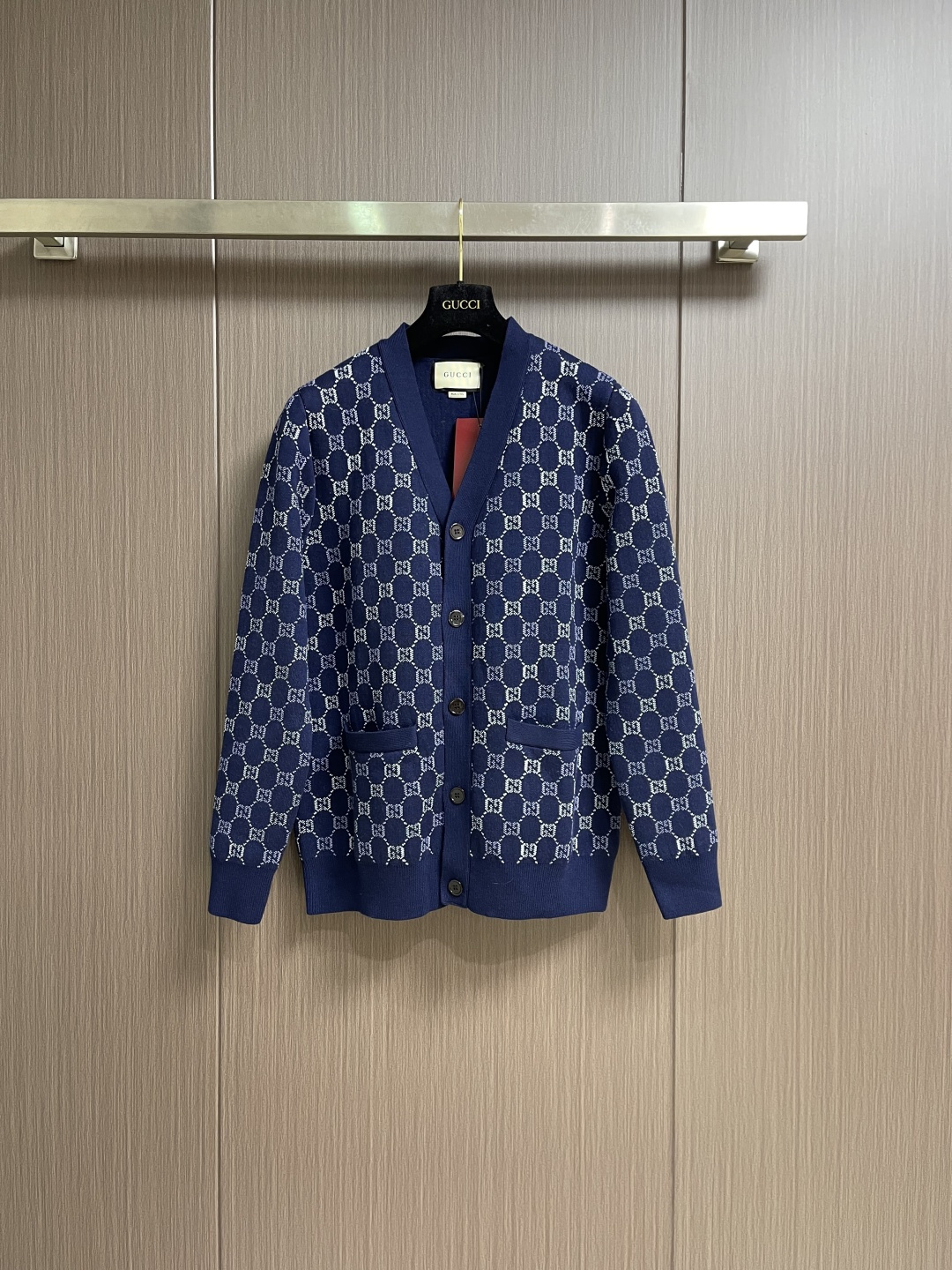 GUCCI 2026ss早春新款老花系列针织毛衣开衫，设计版型采用V领开襟＋单排扣设计，搭配双侧贴袋，通