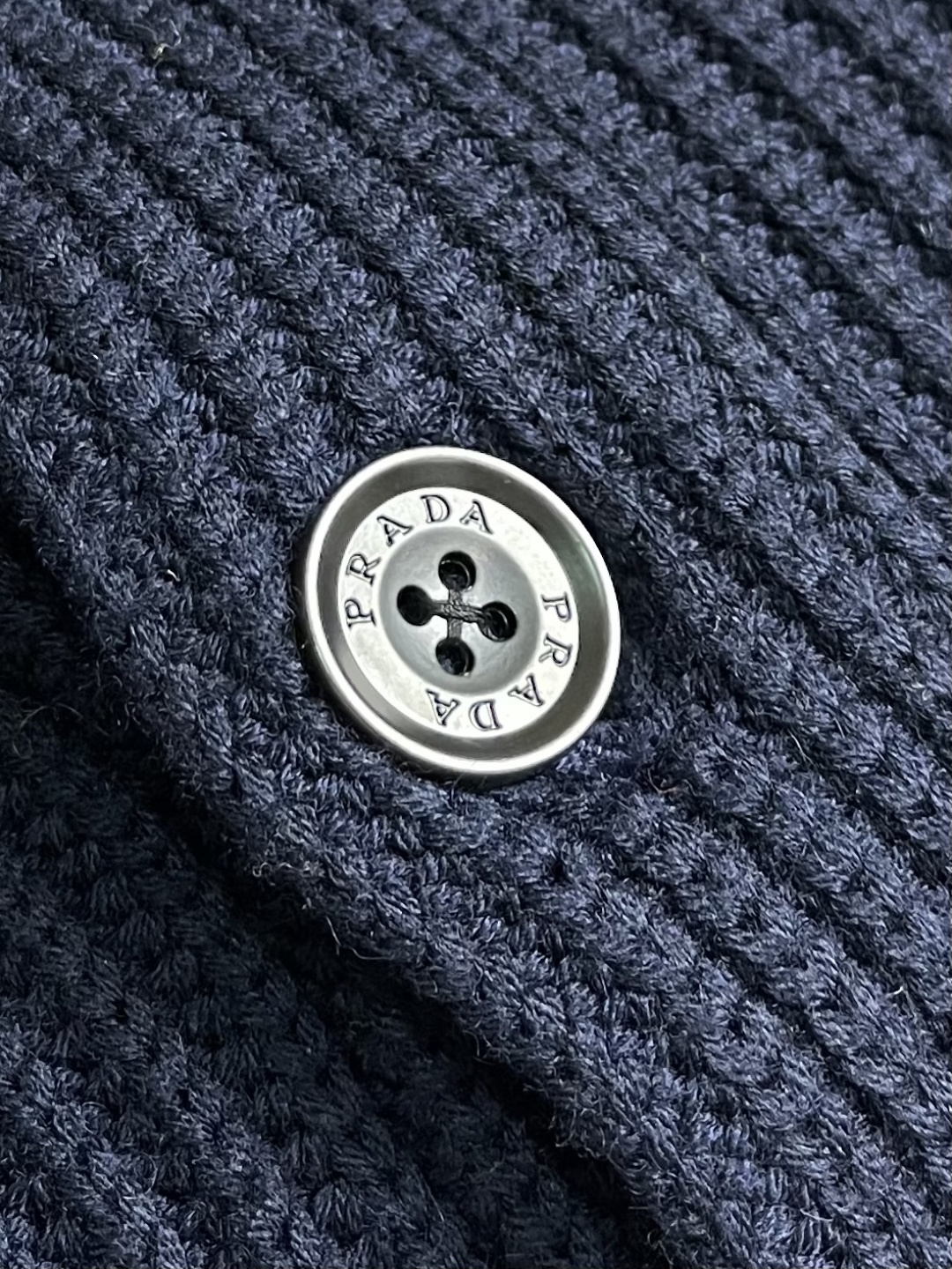 Prada 2026SS男士针织毛衣开衫，老钱新最推荐，恰到好处的时尚感 不管内搭还是外穿都很有细节感 