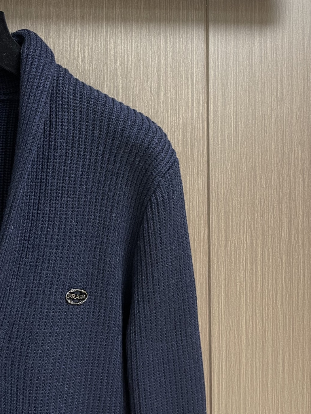 Prada 2026SS男士针织毛衣开衫，老钱新最推荐，恰到好处的时尚感 不管内搭还是外穿都很有细节感 
