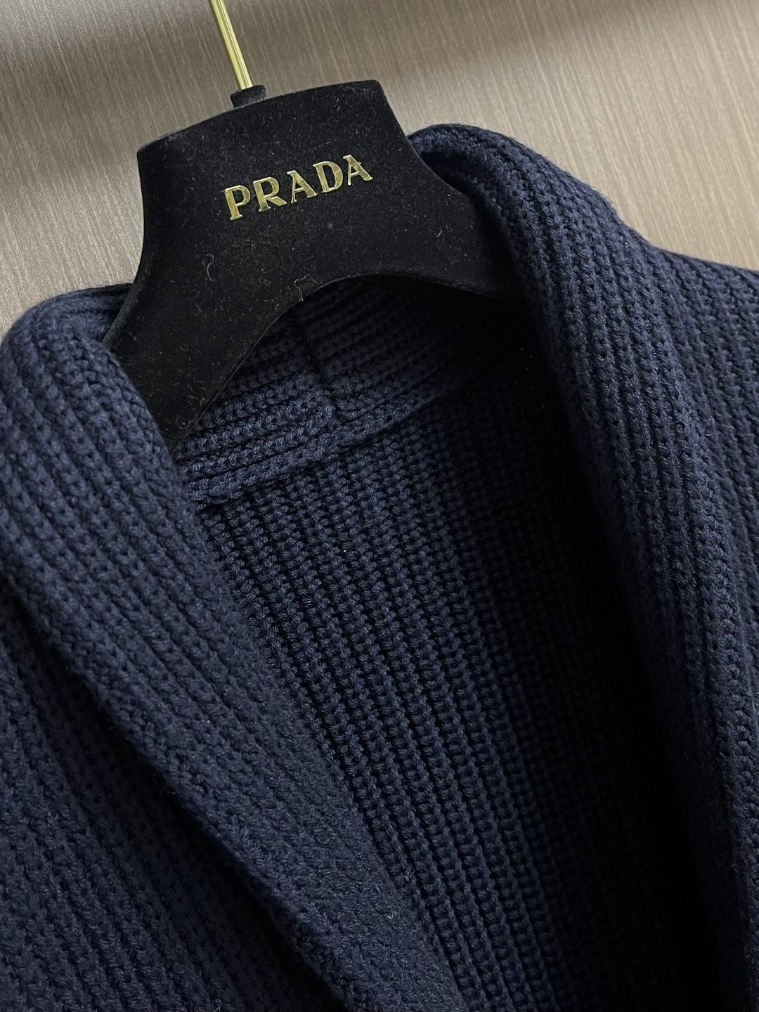 Prada 2026SS男士针织毛衣开衫，老钱新最推荐，恰到好处的时尚感 不管内搭还是外穿都很有细节感 
