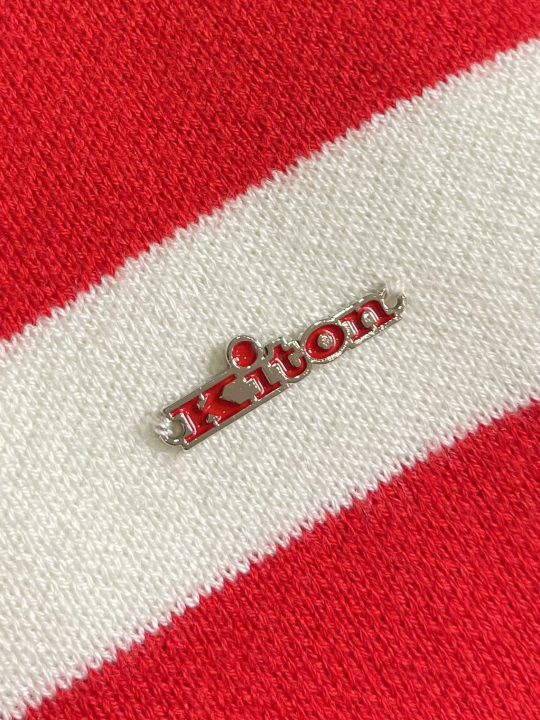 Kiton 2026ss早春新品羊毛连帽针织毛衣。深蓝配红白条纹，运动感满满又不失休闲风。高品质羊毛针织