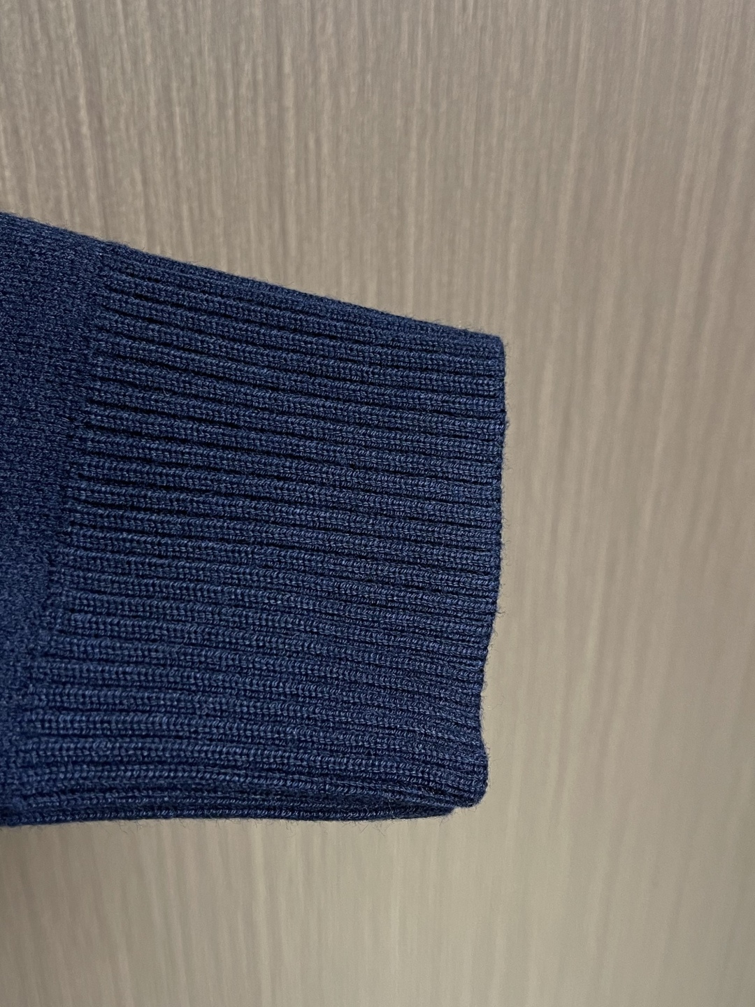 Kiton 2026ss早春新品羊毛连帽针织毛衣。深蓝配红白条纹，运动感满满又不失休闲风。高品质羊毛针织