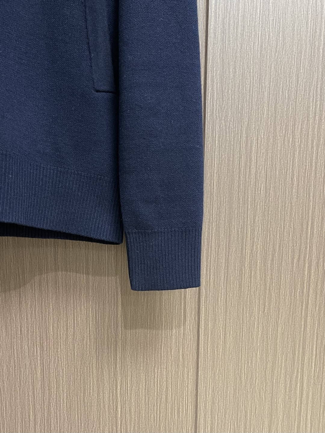 Kiton 2026ss早春新品羊毛连帽针织毛衣。深蓝配红白条纹，运动感满满又不失休闲风。高品质羊毛针织