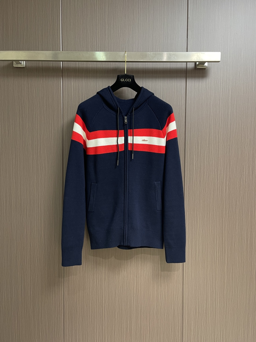 Kiton 2026ss早春新品羊毛连帽针织毛衣。深蓝配红白条纹，运动感满满又不失休闲风。高品质羊毛针织