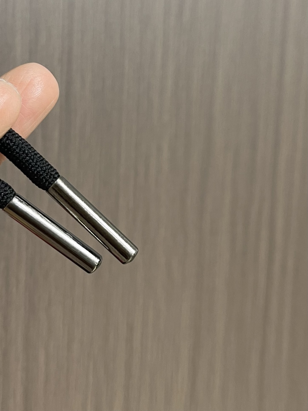 Kiton 2026ss早春新品羊毛连帽针织毛衣。深蓝配红白条纹，运动感满满又不失休闲风。高品质羊毛针织