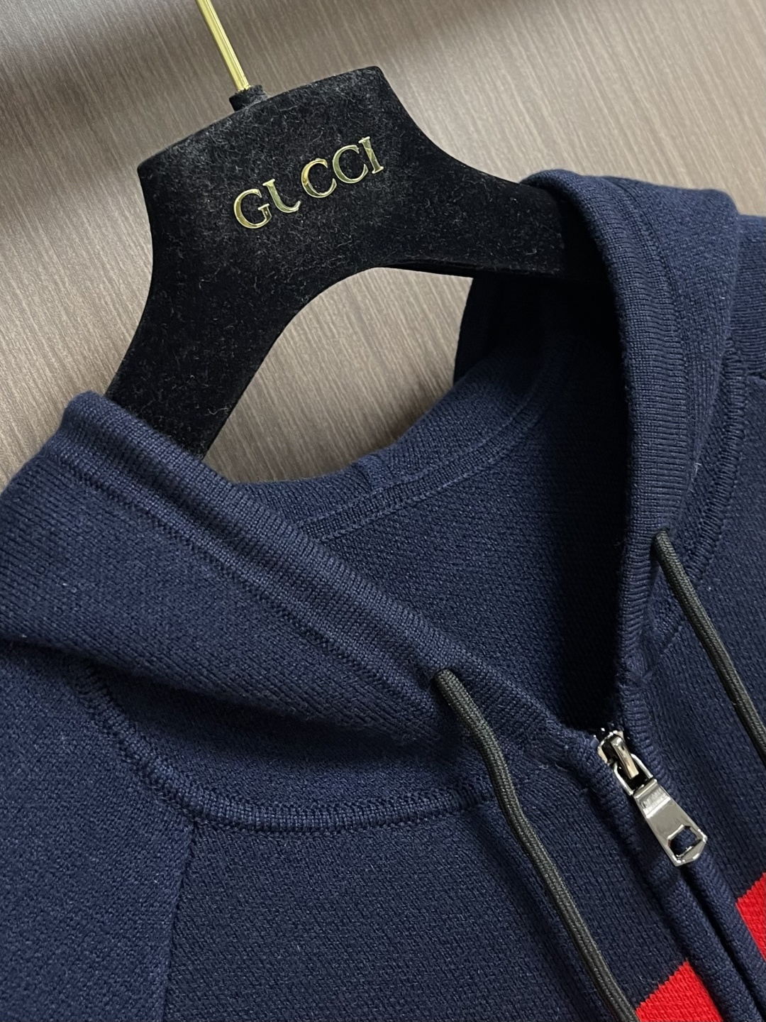 Kiton 2026ss早春新品羊毛连帽针织毛衣。深蓝配红白条纹，运动感满满又不失休闲风。高品质羊毛针织