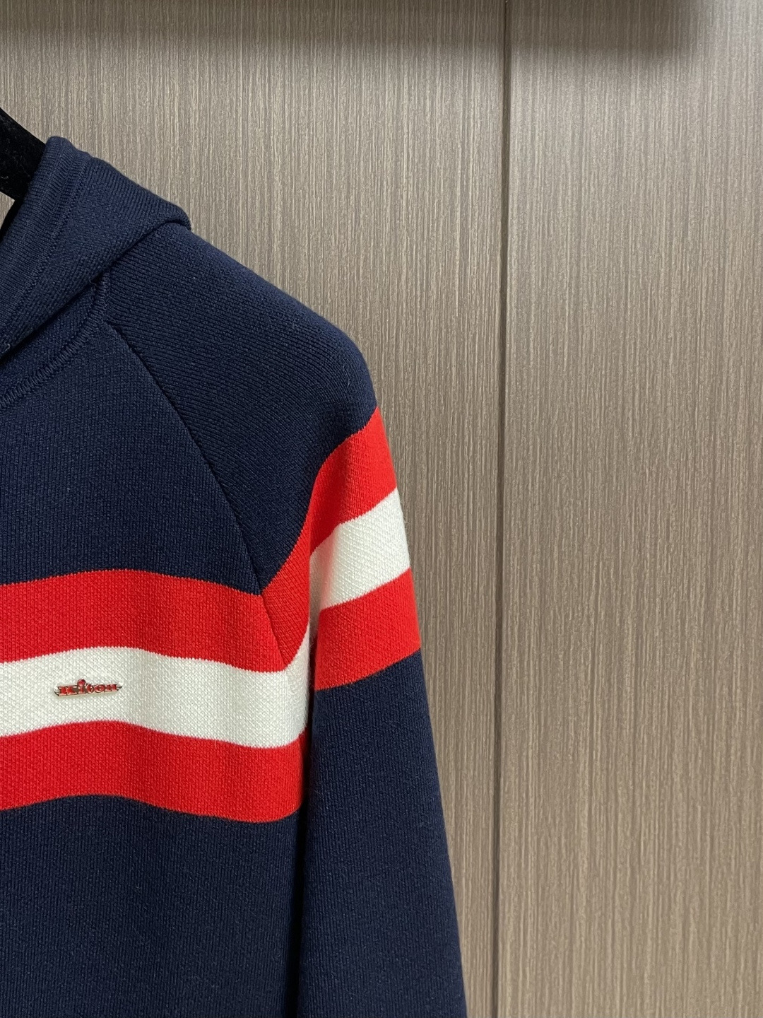 Kiton 2026ss早春新品羊毛连帽针织毛衣。深蓝配红白条纹，运动感满满又不失休闲风。高品质羊毛针织