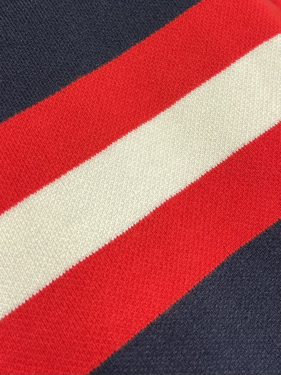 Kiton 2026ss早春新品羊毛连帽针织毛衣。深蓝配红白条纹，运动感满满又不失休闲风。高品质羊毛针织