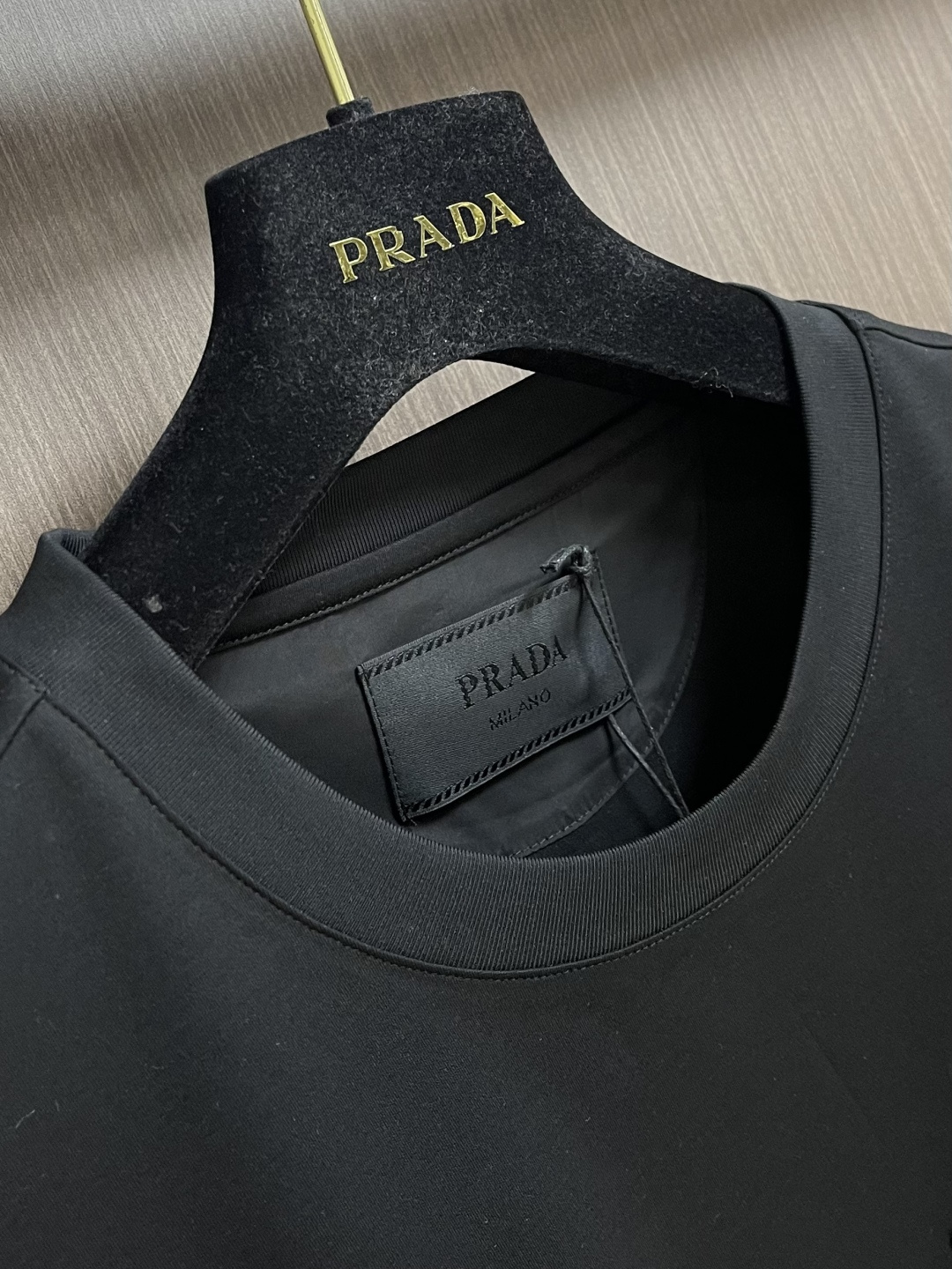 PRADA 2026Ss三角标拉链口袋短袖T恤，面料采用50支双面科技棉，该款面料采用长纱精棉定织成而，