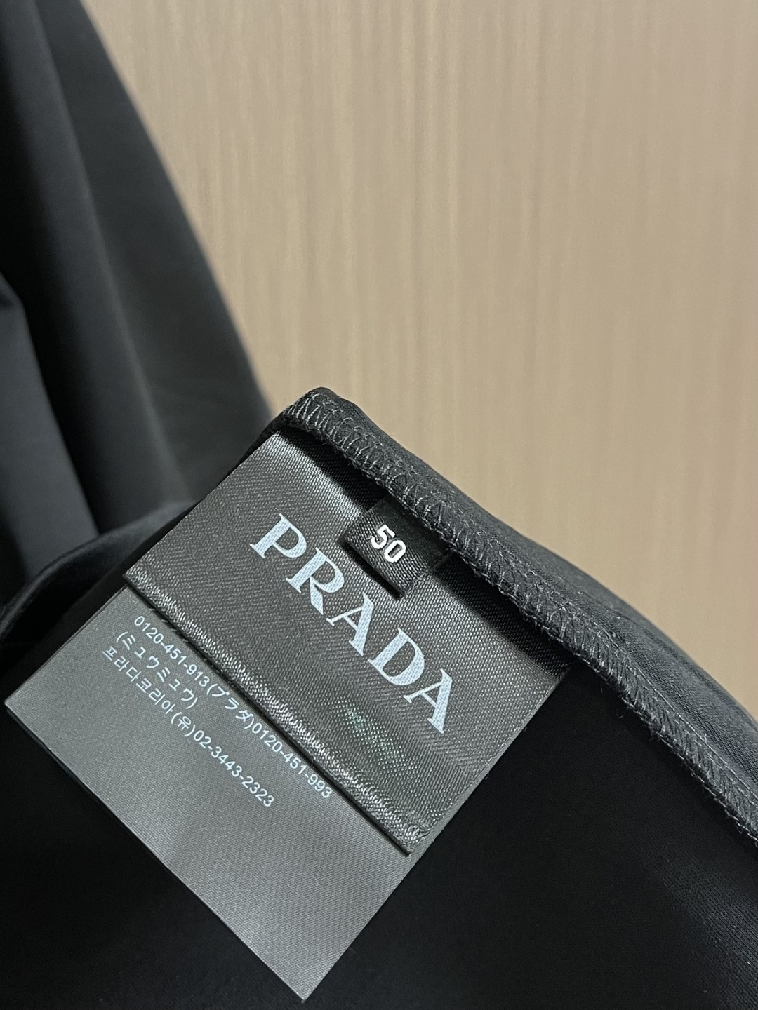 PRADA 2026Ss三角标拉链口袋短袖T恤，面料采用50支双面科技棉，该款面料采用长纱精棉定织成而，