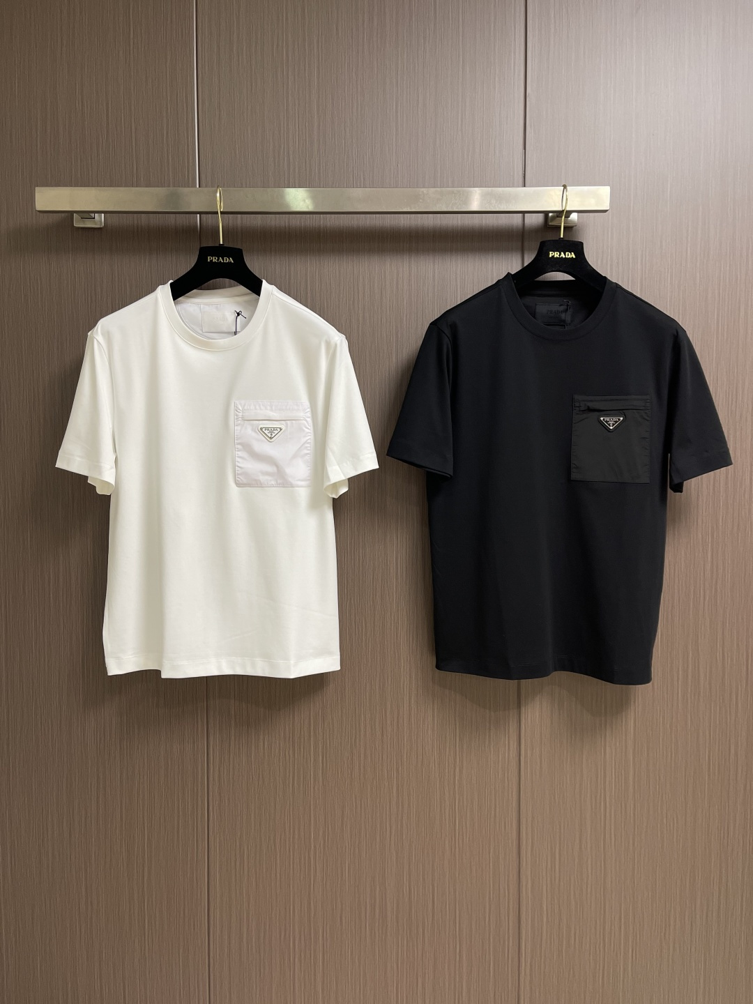 PRADA 2026Ss三角标拉链口袋短袖T恤，面料采用50支双面科技棉，该款面料采用长纱精棉定织成而，