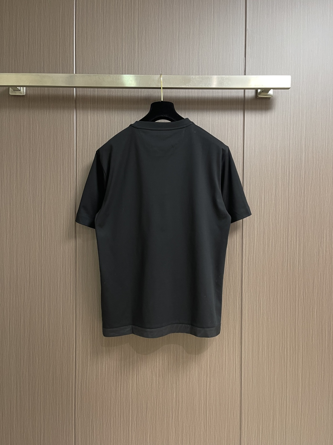 PRADA 2026Ss三角标拉链口袋短袖T恤，面料采用50支双面科技棉，该款面料采用长纱精棉定织成而，