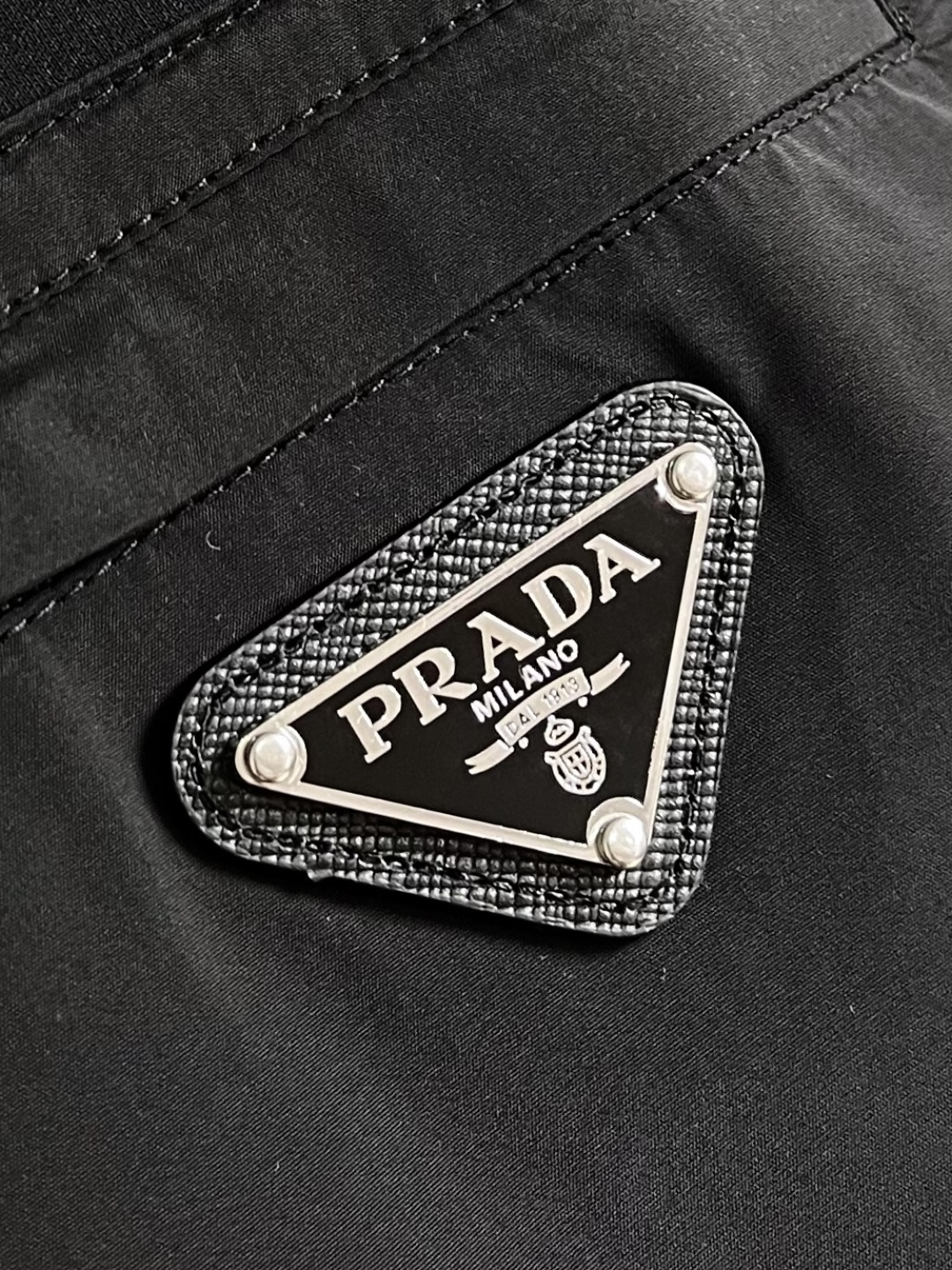 PRADA 2026Ss三角标拉链口袋短袖T恤，面料采用50支双面科技棉，该款面料采用长纱精棉定织成而，