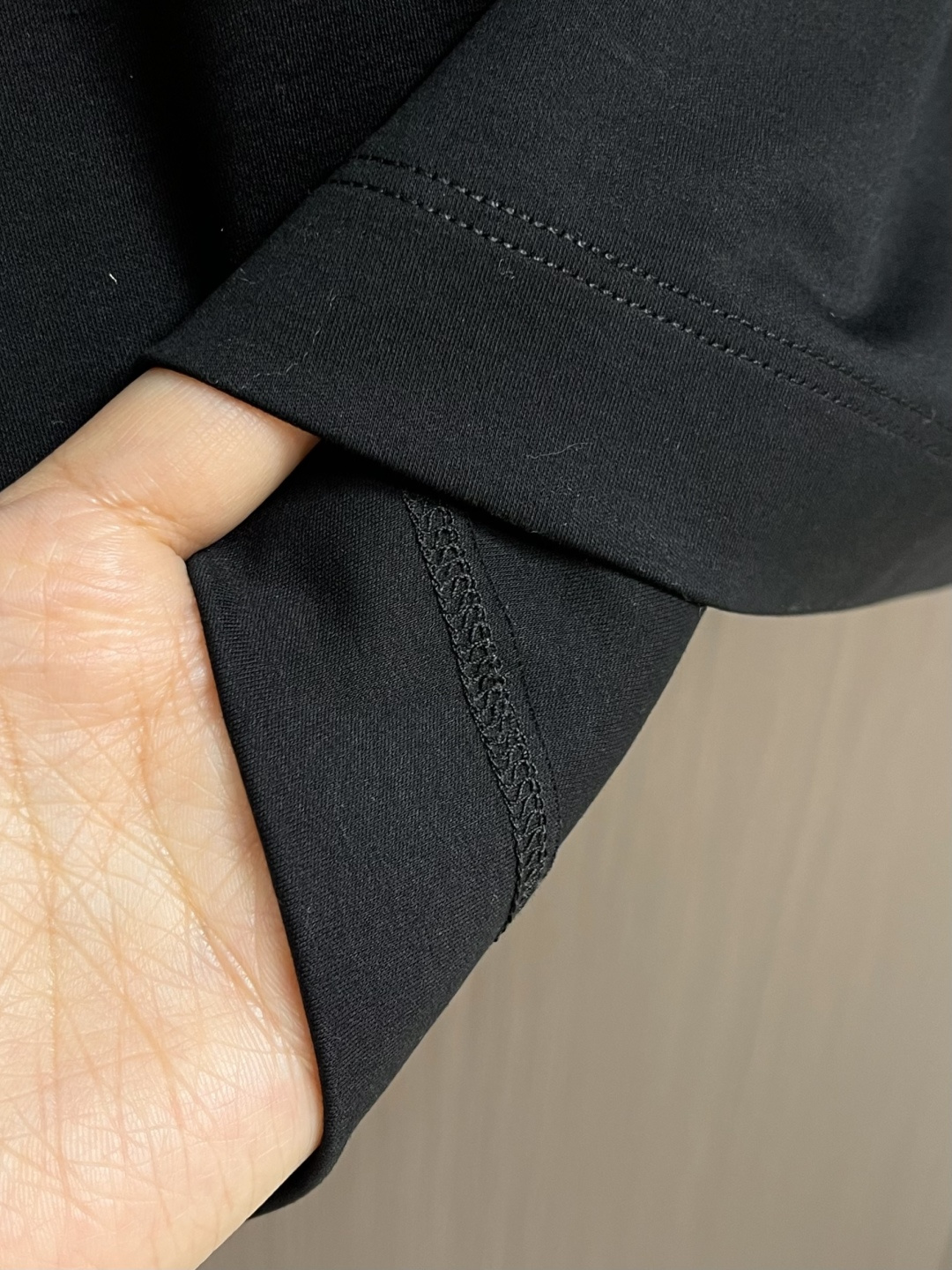 PRADA 2026Ss三角标拉链口袋短袖T恤，面料采用50支双面科技棉，该款面料采用长纱精棉定织成而，