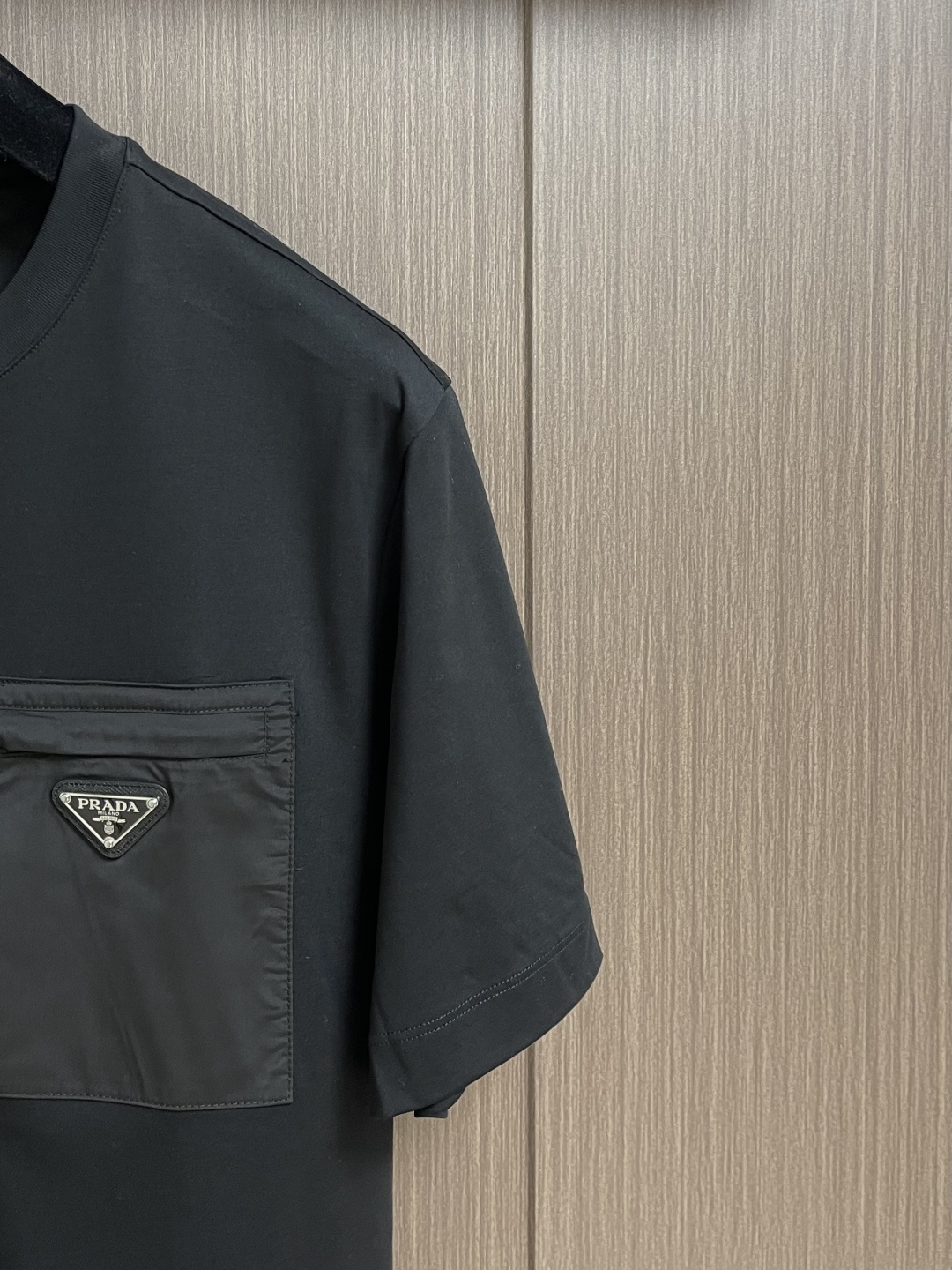 PRADA 2026Ss三角标拉链口袋短袖T恤，面料采用50支双面科技棉，该款面料采用长纱精棉定织成而，