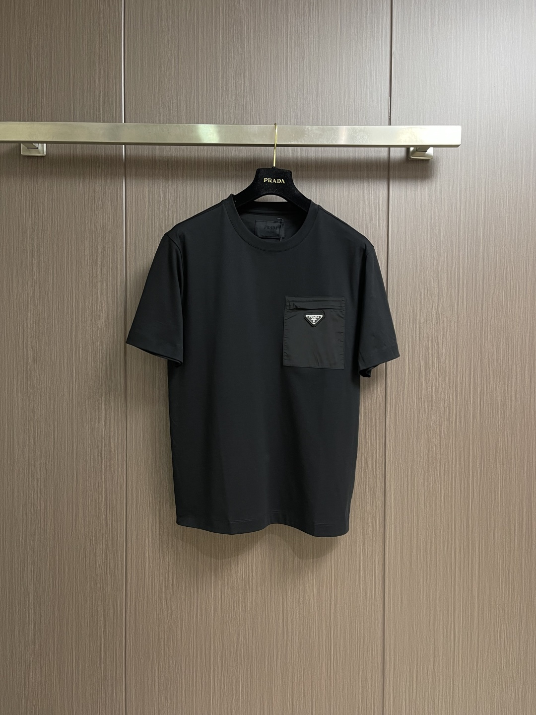 PRADA 2026Ss三角标拉链口袋短袖T恤，面料采用50支双面科技棉，该款面料采用长纱精棉定织成而，