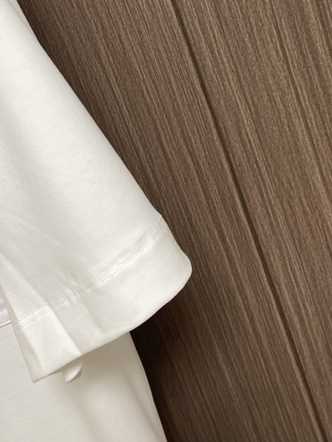 PRADA 2026Ss三角标拉链口袋短袖T恤，面料采用50支双面科技棉，该款面料采用长纱精棉定织成而，