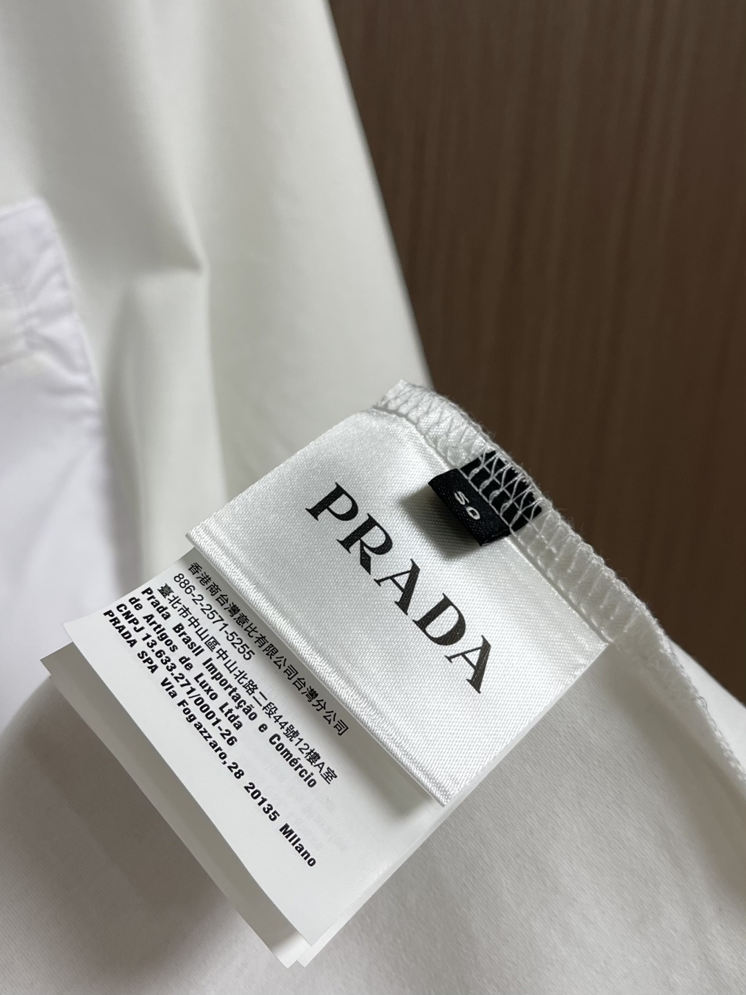 PRADA 2026Ss三角标拉链口袋短袖T恤，面料采用50支双面科技棉，该款面料采用长纱精棉定织成而，