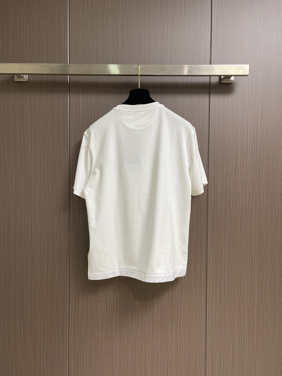 PRADA 2026Ss三角标拉链口袋短袖T恤，面料采用50支双面科技棉，该款面料采用长纱精棉定织成而，