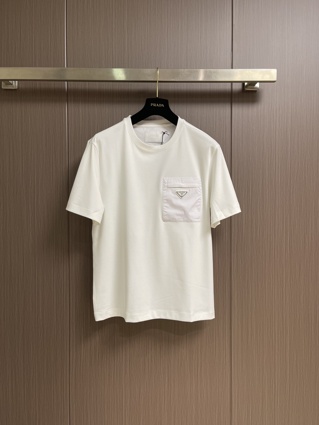 PRADA 2026Ss三角标拉链口袋短袖T恤，面料采用50支双面科技棉，该款面料采用长纱精棉定织成而，