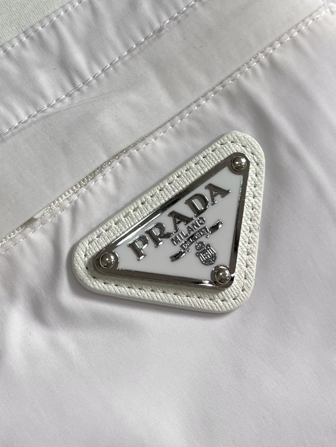 PRADA 2026Ss三角标拉链口袋短袖T恤，面料采用50支双面科技棉，该款面料采用长纱精棉定织成而，