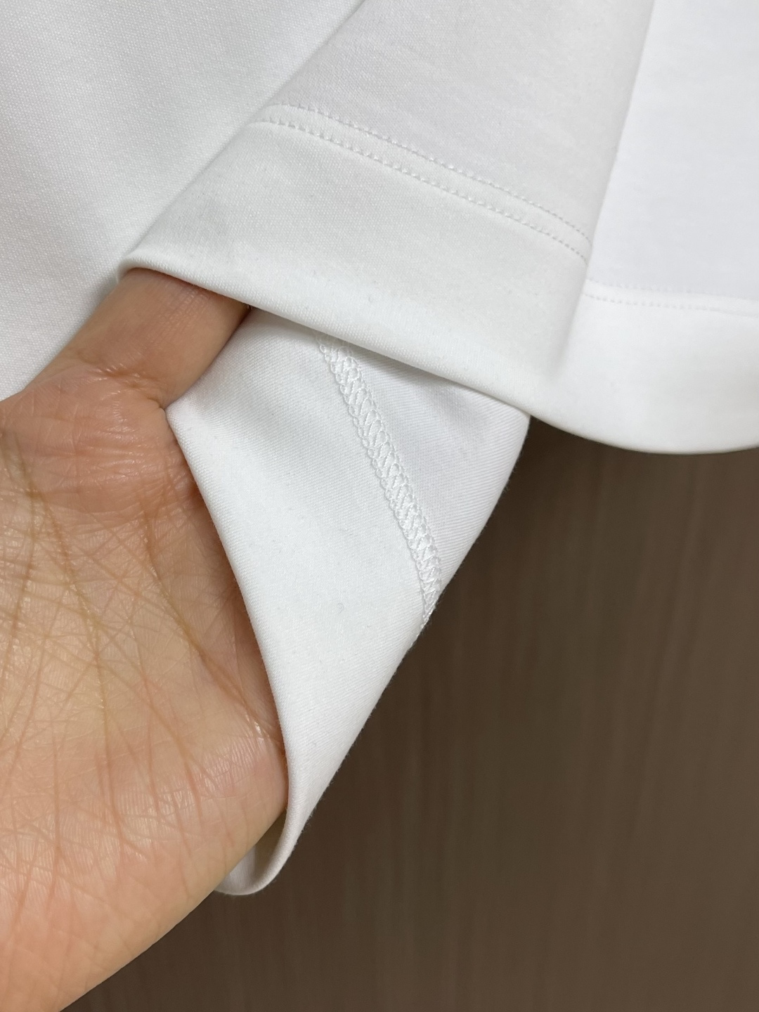 PRADA 2026Ss三角标拉链口袋短袖T恤，面料采用50支双面科技棉，该款面料采用长纱精棉定织成而，