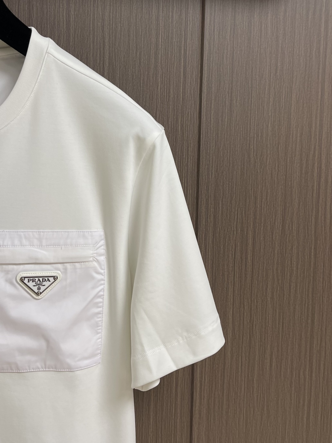 PRADA 2026Ss三角标拉链口袋短袖T恤，面料采用50支双面科技棉，该款面料采用长纱精棉定织成而，