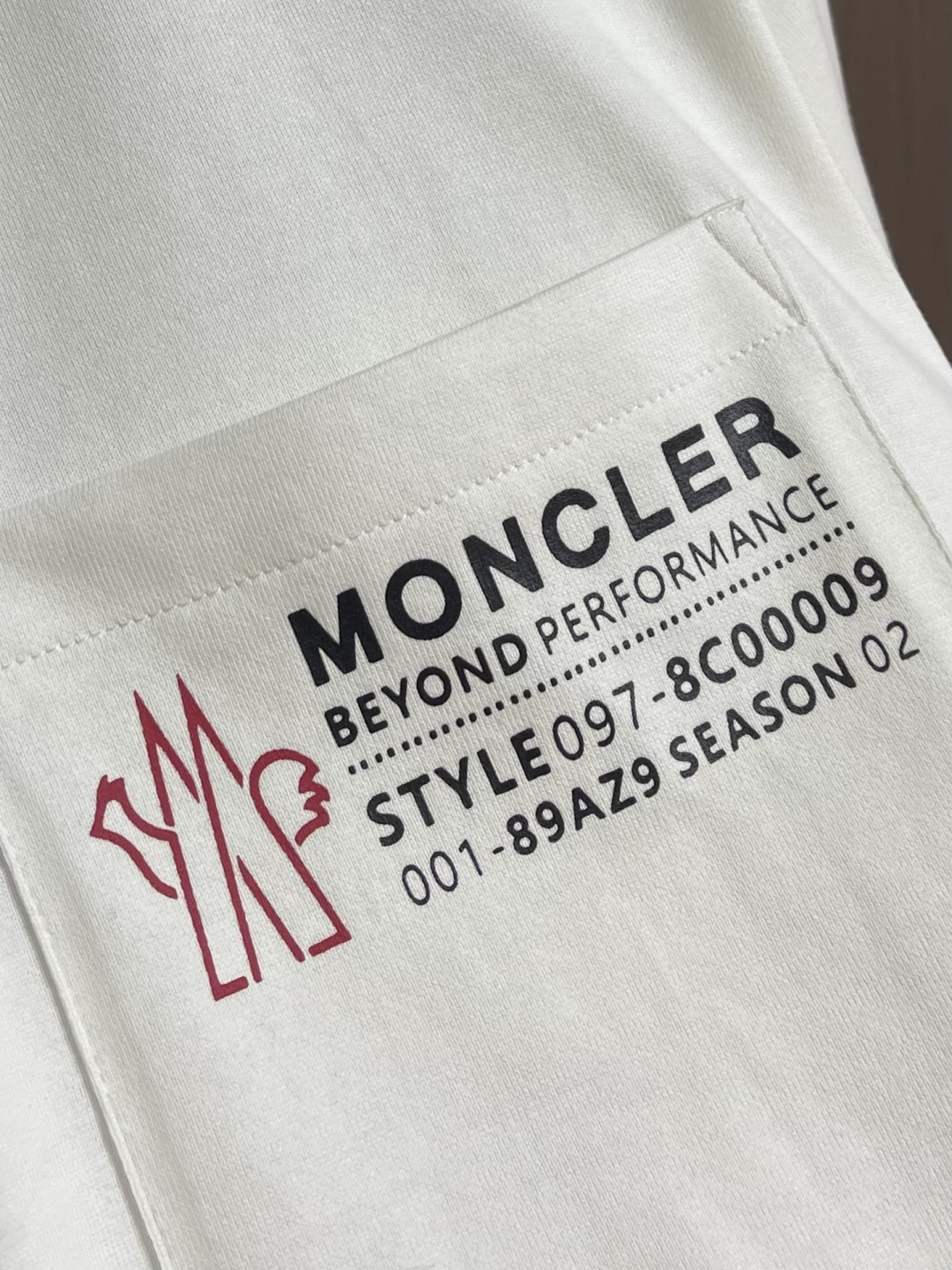 Moncler 2026SS早春新品短袖T恤，黑白双色诠释极简格调。胸前工装风口袋搭配标识性字母印花，后