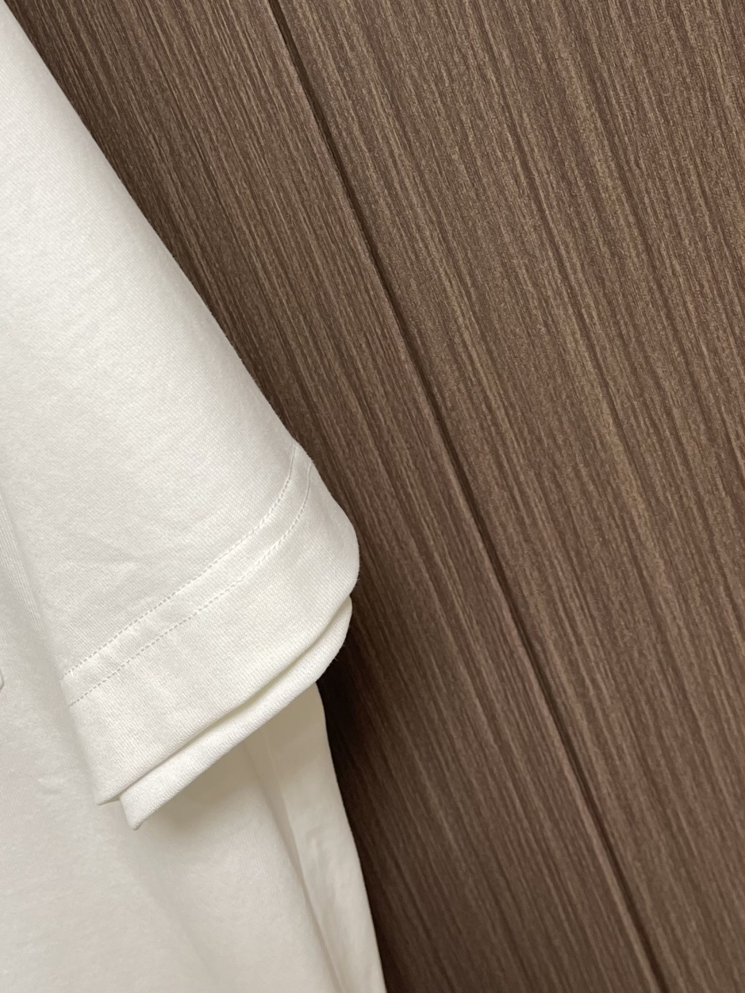 Moncler 2026SS早春新品短袖T恤，黑白双色诠释极简格调。胸前工装风口袋搭配标识性字母印花，后