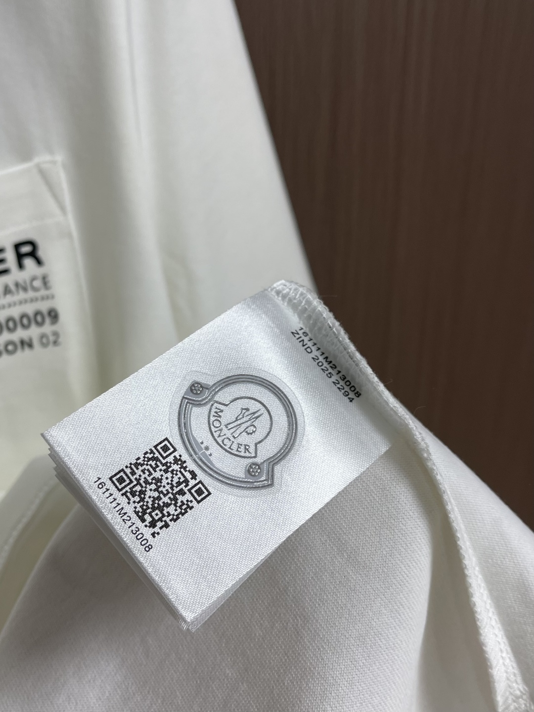 Moncler 2026SS早春新品短袖T恤，黑白双色诠释极简格调。胸前工装风口袋搭配标识性字母印花，后