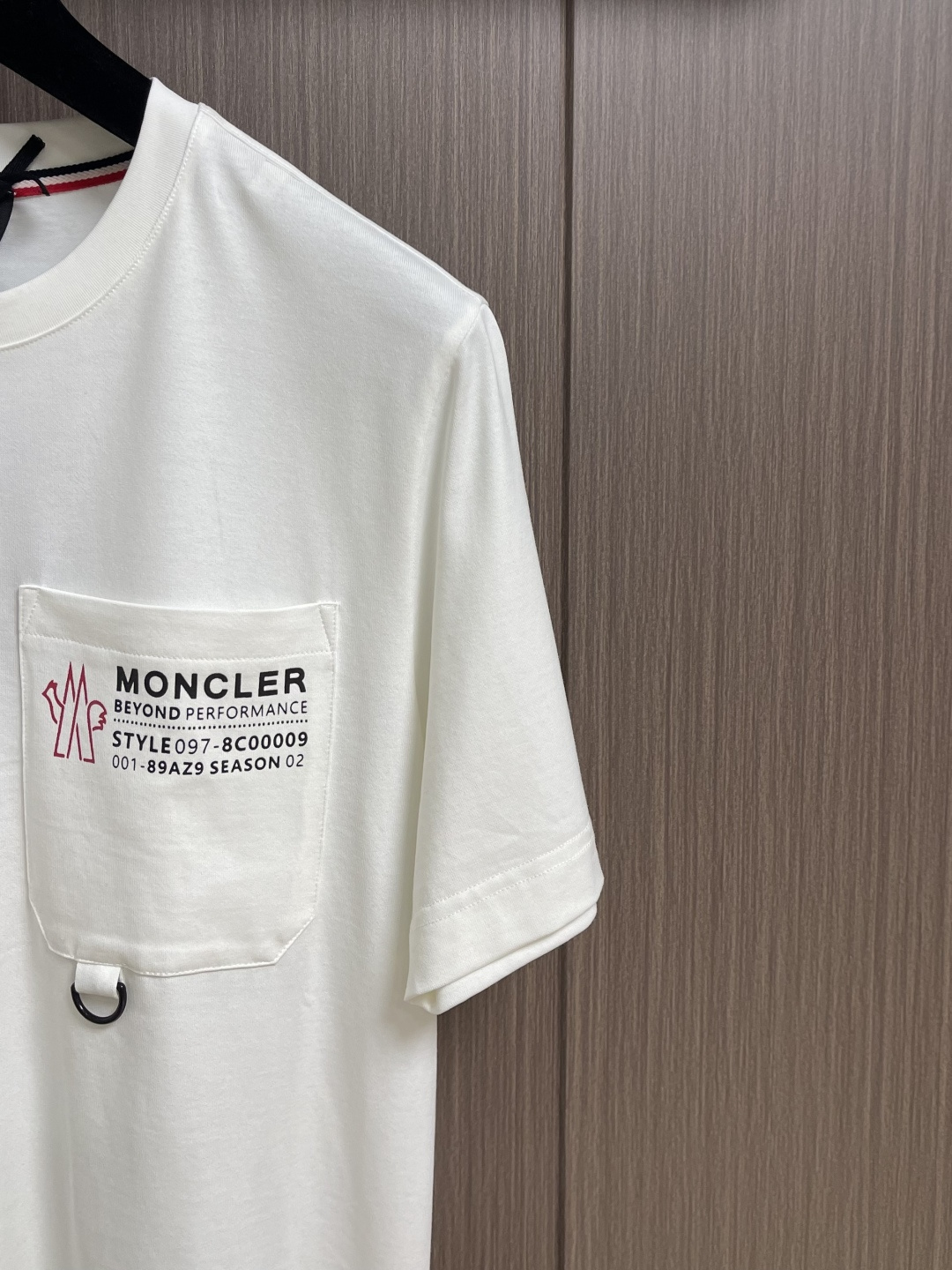 Moncler 2026SS早春新品短袖T恤，黑白双色诠释极简格调。胸前工装风口袋搭配标识性字母印花，后
