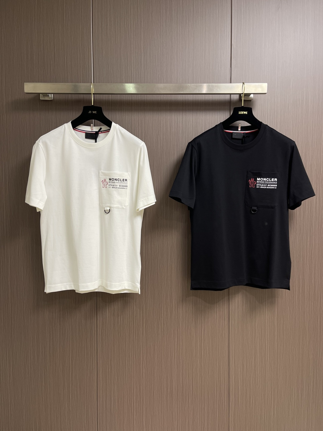 Moncler 2026SS早春新品短袖T恤，黑白双色诠释极简格调。胸前工装风口袋搭配标识性字母印花，后