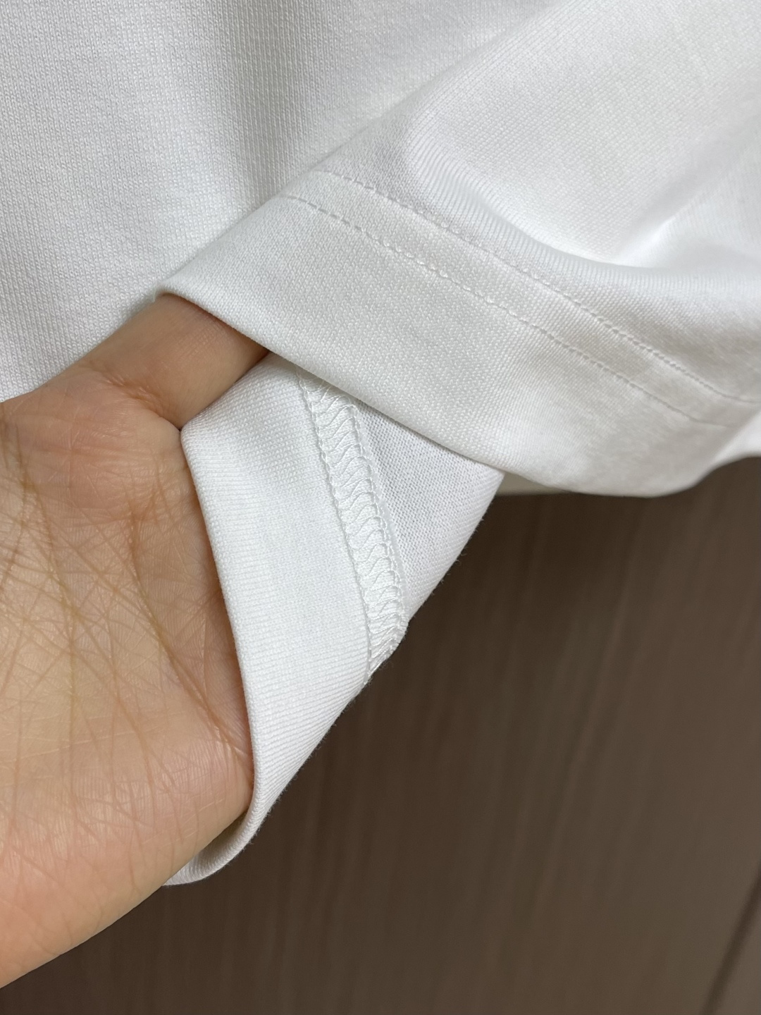 Moncler 2026SS早春新品短袖T恤，黑白双色诠释极简格调。胸前工装风口袋搭配标识性字母印花，后