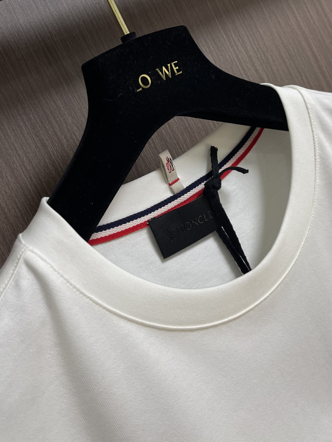 Moncler 2026SS早春新品短袖T恤，黑白双色诠释极简格调。胸前工装风口袋搭配标识性字母印花，后