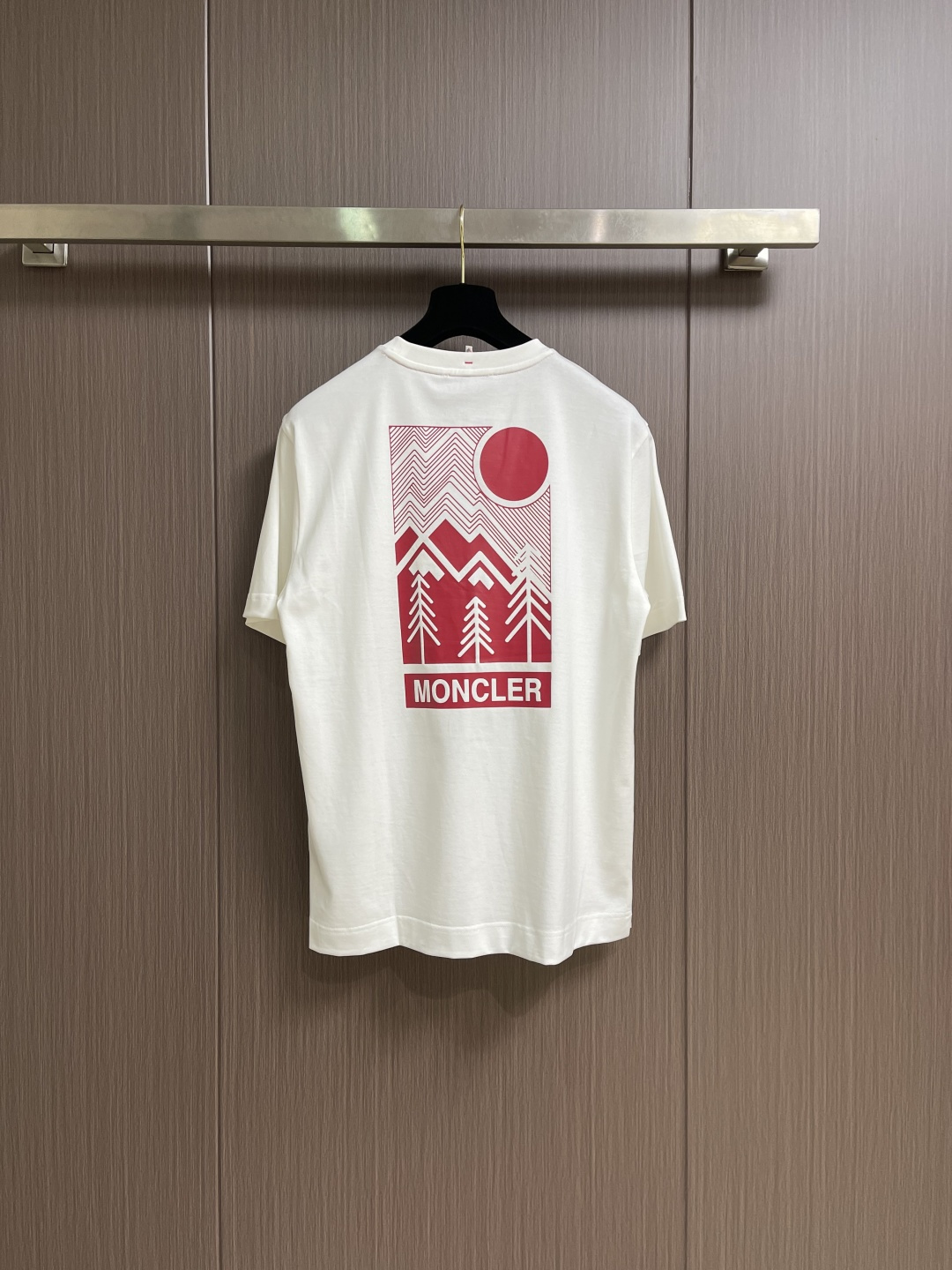 Moncler 2026SS早春新品短袖T恤，黑白双色诠释极简格调。胸前工装风口袋搭配标识性字母印花，后