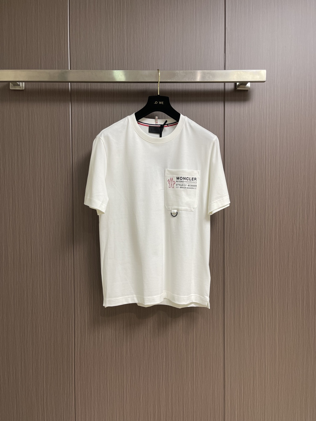 Moncler 2026SS早春新品短袖T恤，黑白双色诠释极简格调。胸前工装风口袋搭配标识性字母印花，后