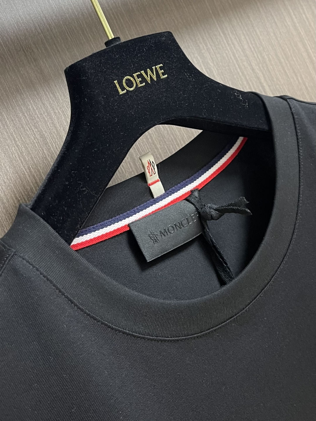 Moncler 2026SS早春新品短袖T恤，黑白双色诠释极简格调。胸前工装风口袋搭配标识性字母印花，后