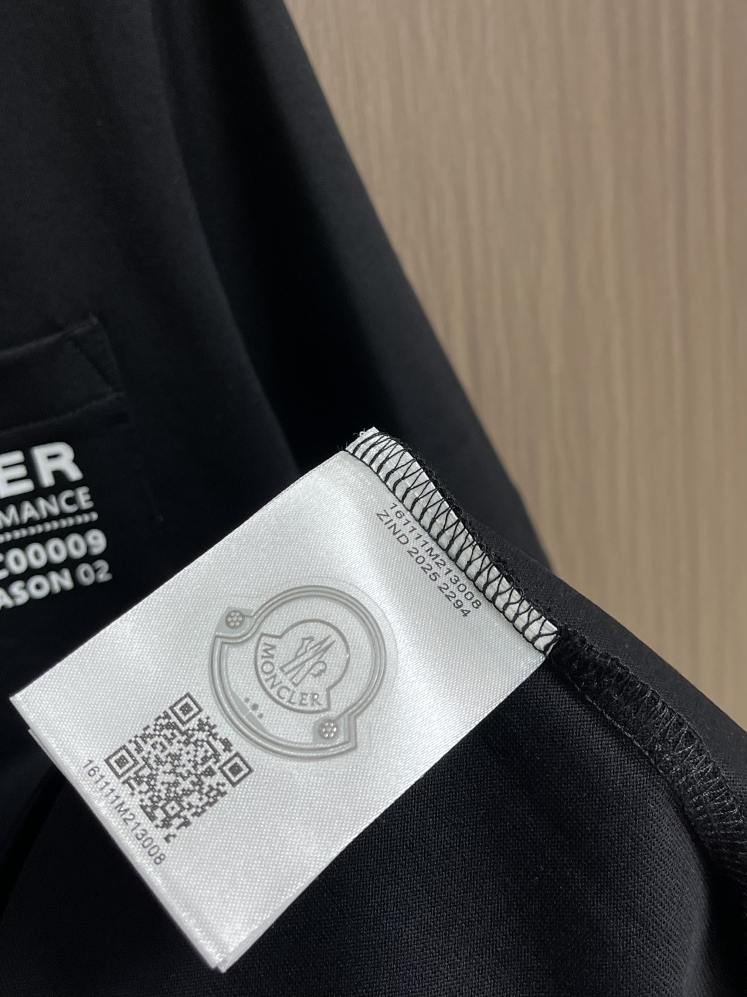 Moncler 2026SS早春新品短袖T恤，黑白双色诠释极简格调。胸前工装风口袋搭配标识性字母印花，后