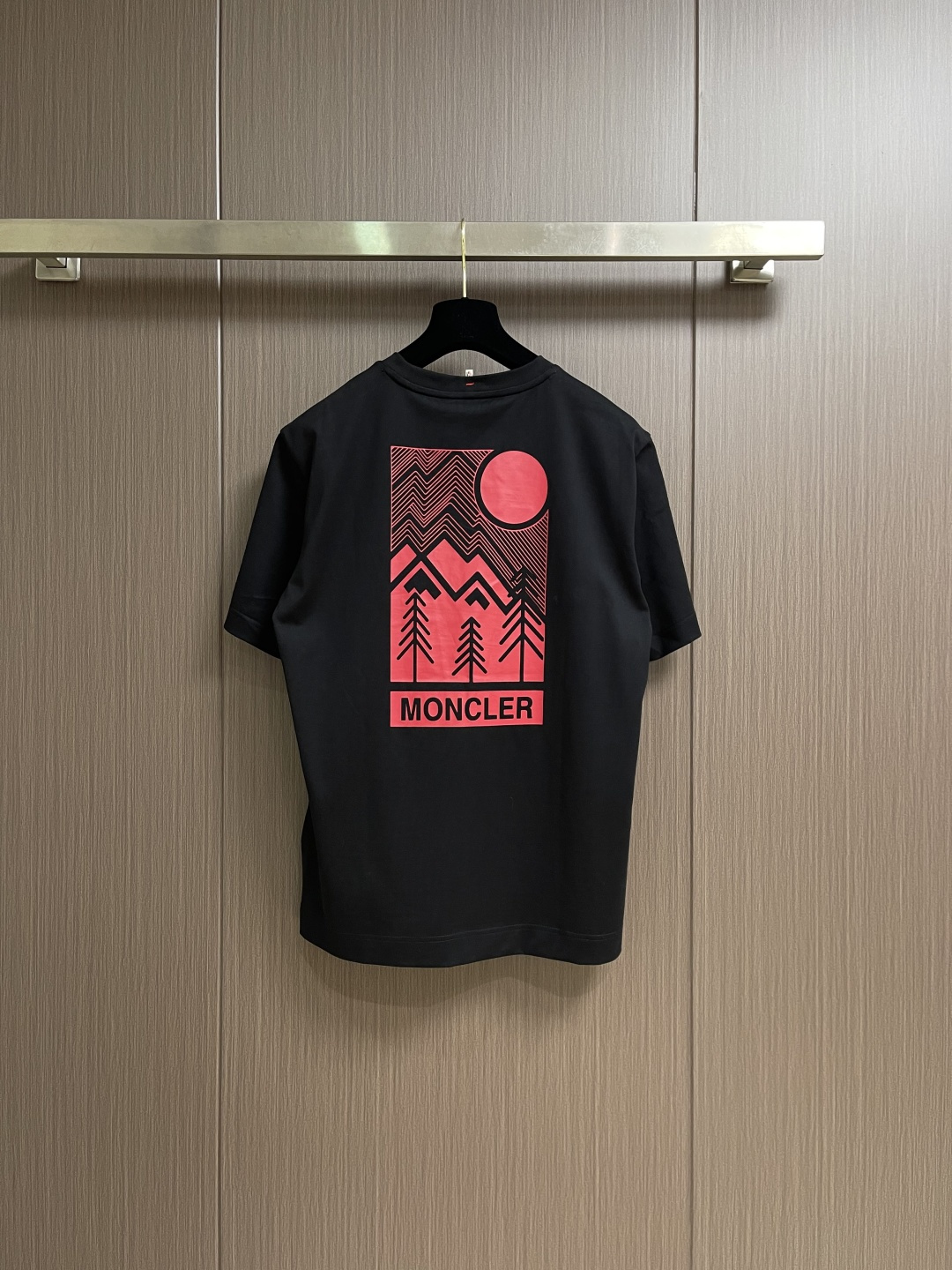 Moncler 2026SS早春新品短袖T恤，黑白双色诠释极简格调。胸前工装风口袋搭配标识性字母印花，后