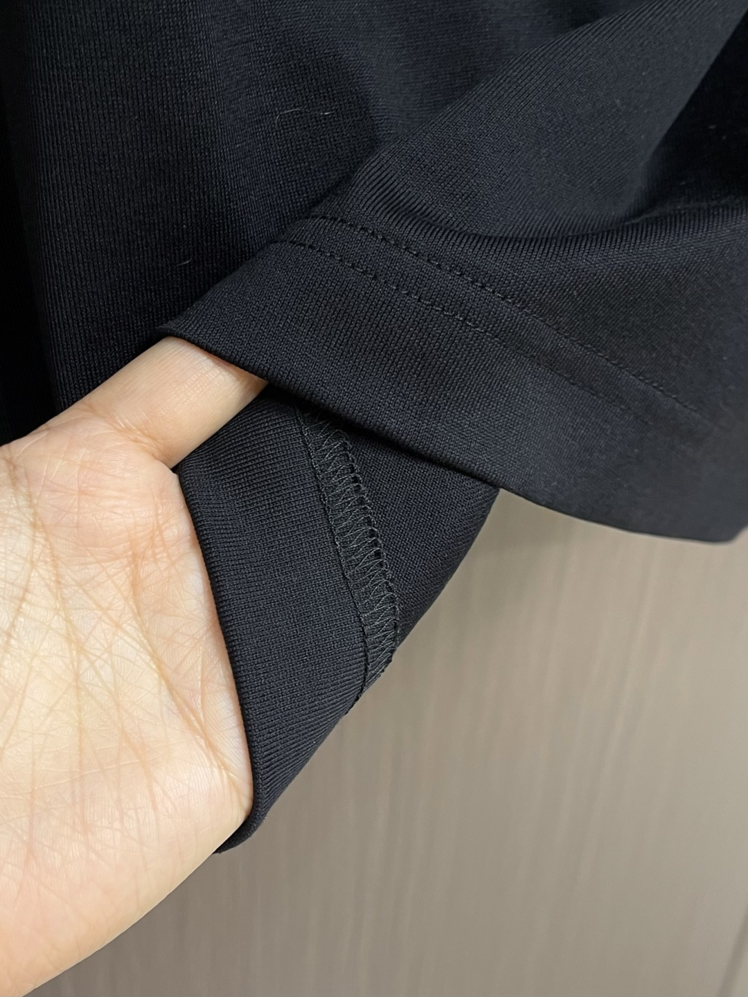 Moncler 2026SS早春新品短袖T恤，黑白双色诠释极简格调。胸前工装风口袋搭配标识性字母印花，后