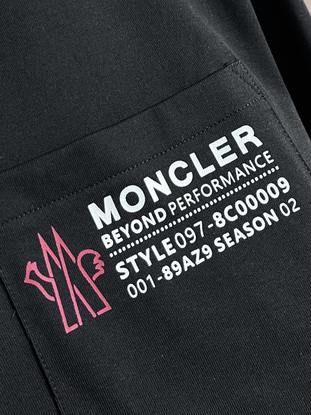 Moncler 2026SS早春新品短袖T恤，黑白双色诠释极简格调。胸前工装风口袋搭配标识性字母印花，后